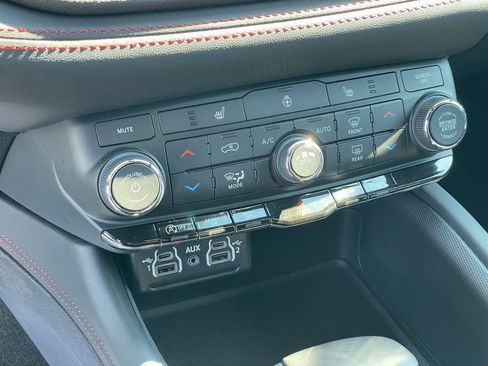 Used 2025 Dodge Durango GT AWD/4WD image 25