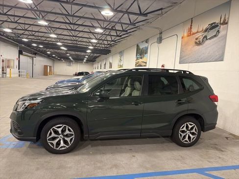 Used 2023 Subaru Forester Premium image 2