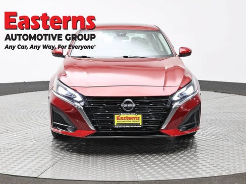 Used 2023 Nissan Altima 2.5 SV w/ SV Premium Package AWD/4WD image 2