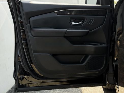 Used 2025 Honda Pilot Black Edition image 10
