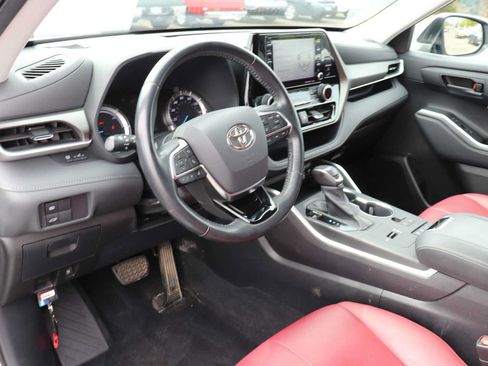Used 2021 Toyota Highlander LE AWD/4WD image 10