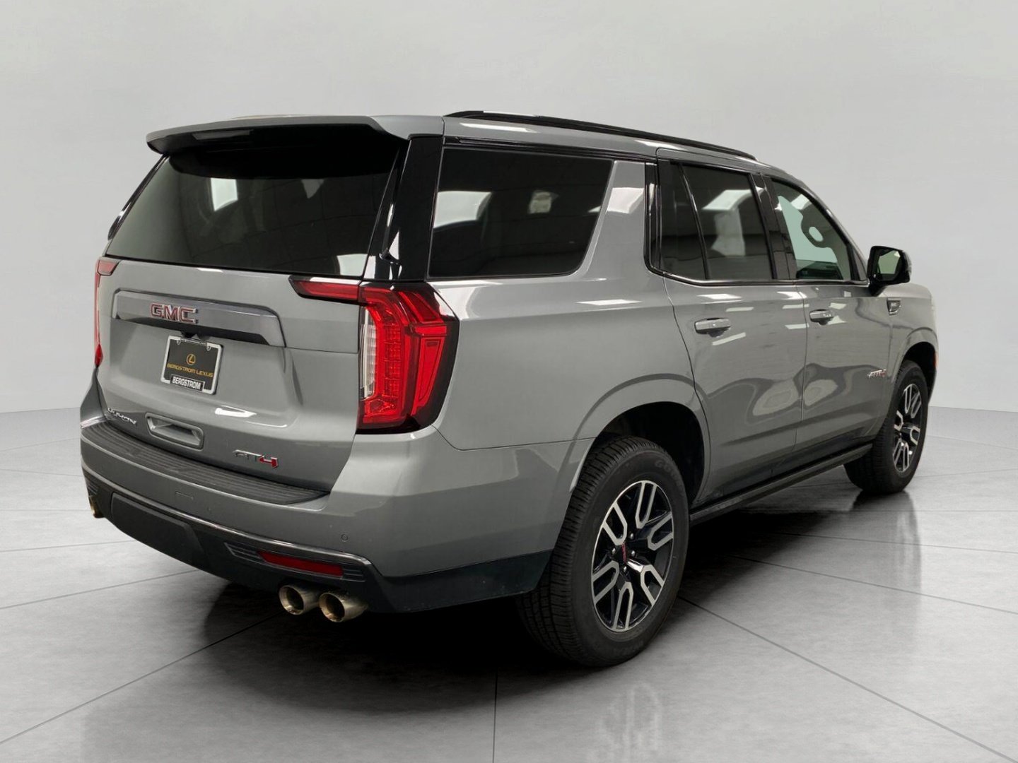 Used 2024 GMC Yukon AT4 w/ Technology Package AWD/4WD image 4