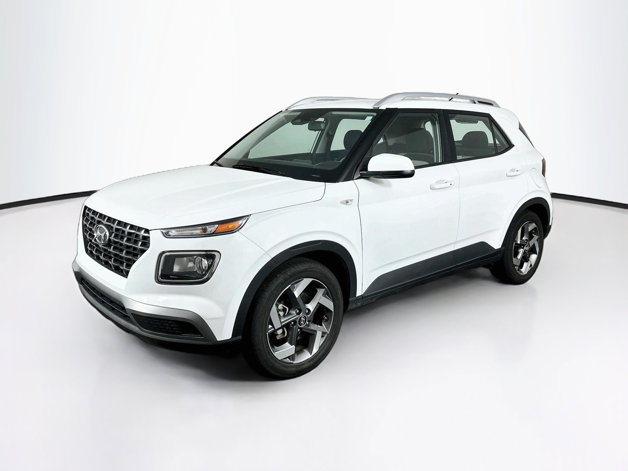 Used 2025 Hyundai Venue SEL FWD image 3