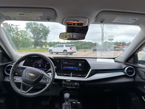 Used 2025 Chevrolet Trax LT FWD image 15