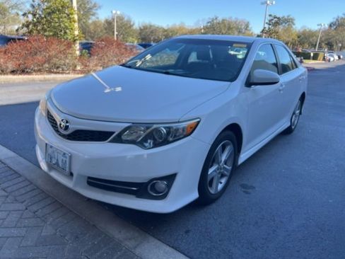Used 2014 Toyota Camry SE w/ Moonroof Package image 3