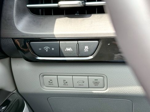 Used 2024 Kia Carnival EX FWD image 32