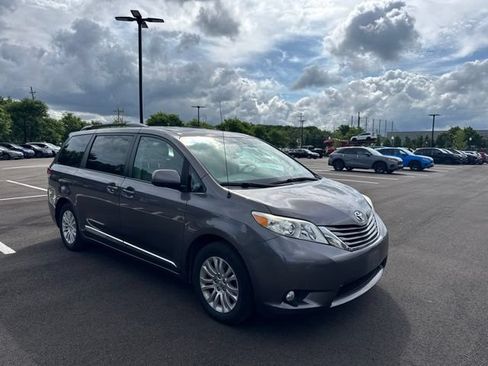 Used 2014 Toyota Sienna XLE FWD image 2