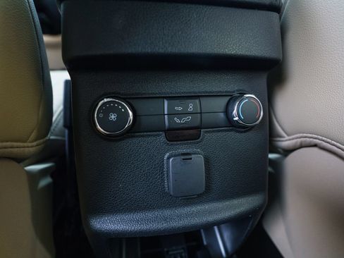 Used 2016 Ford Explorer XLT w/ Equipment Group 202A AWD/4WD image 38
