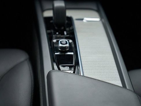 Certified 2025 Volvo XC60 B5 Plus AWD/4WD image 29