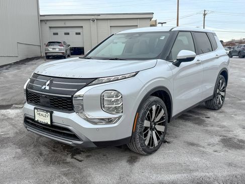 New 2025 Mitsubishi Outlander SE image 3