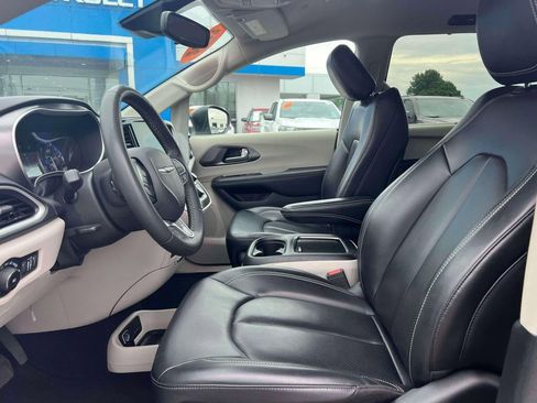 Used 2023 Chrysler Pacifica Touring-L FWD image 16