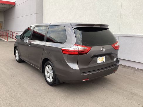 Used 2015 Toyota Sienna L image 27