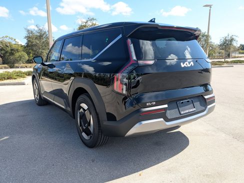 New 2026 Kia EV9 Light image 7