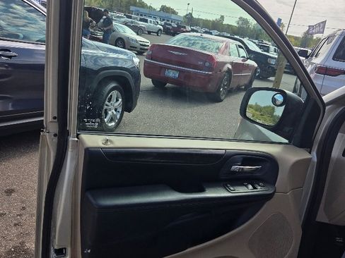 Used 2015 Dodge Grand Caravan American Value Package image 10