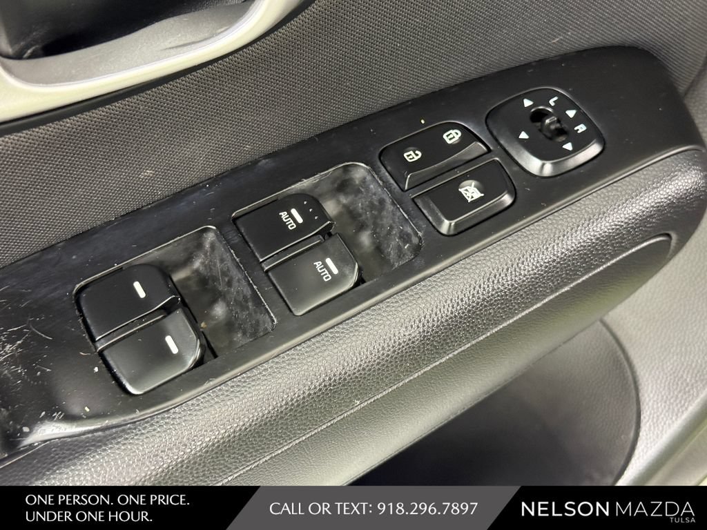 Used 2016 Kia Soul + FWD image 18