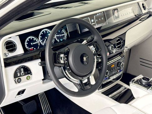 Used 2023 Rolls-Royce Phantom Sedan RWD image 16