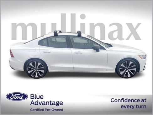 Used 2022 Volvo S60 B5 Momentum w/ Advanced Package image 2