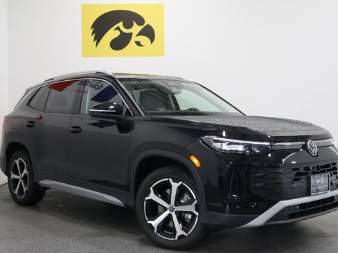 New 2025 Volkswagen Tiguan SE image 2