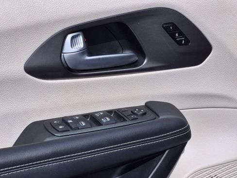 Used 2024 Chrysler Pacifica Touring-L FWD image 15