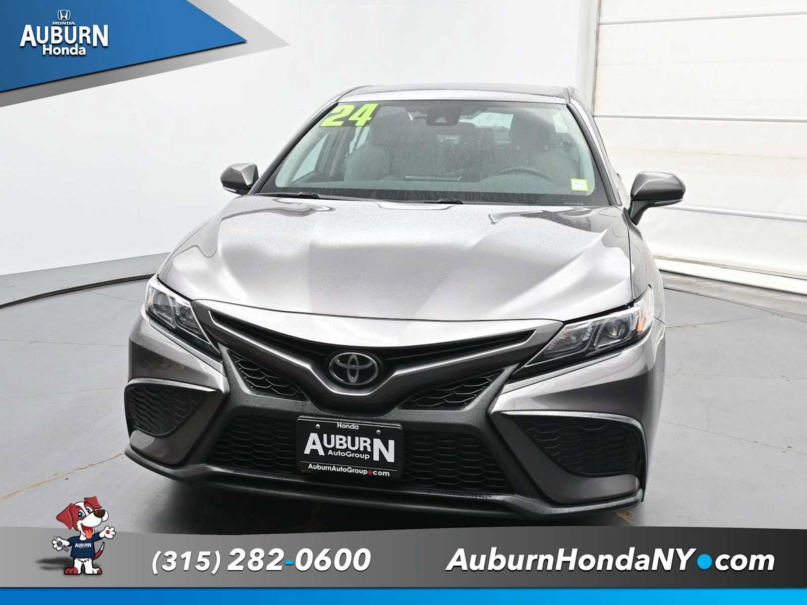 Used 2024 Toyota Camry SE AWD/4WD image 3