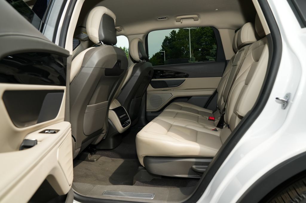 Used 2025 Lincoln Nautilus Premier AWD/4WD image 31
