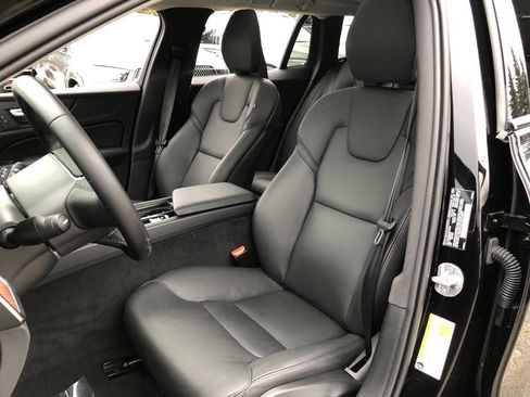 Used 2025 Volvo V60 B5 Cross Country Plus image 30