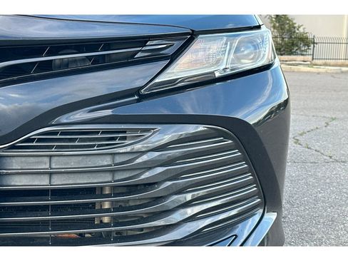Used 2018 Toyota Camry LE image 11