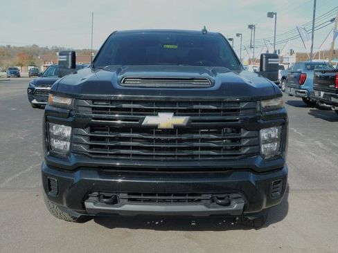 Used 2024 Chevrolet Silverado 2500 Custom image 3
