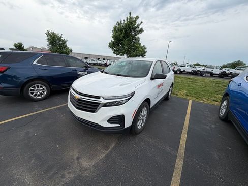 Used 2023 Chevrolet Equinox LS w/ LS Convenience Package FWD image 2