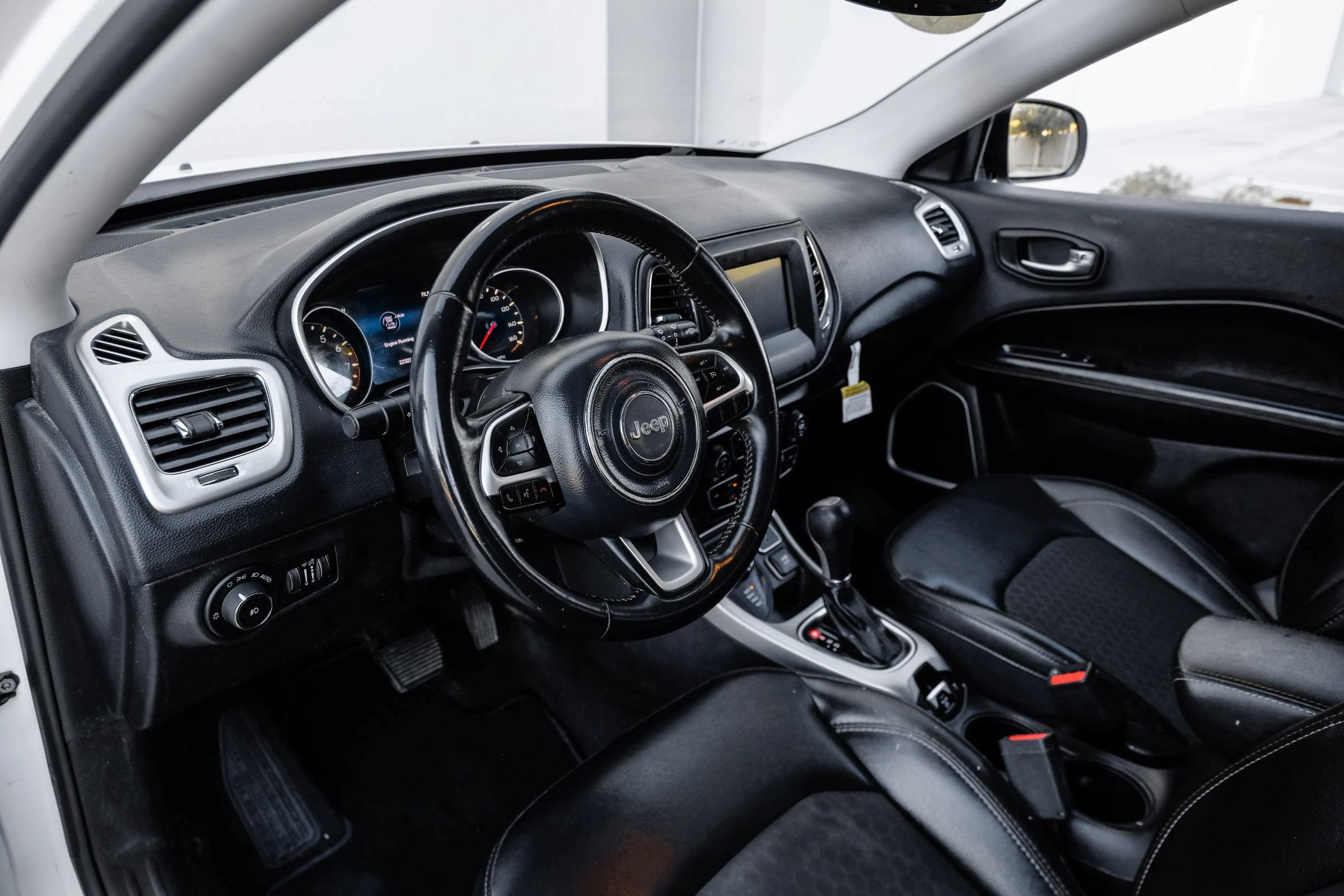 Used 2018 Jeep Compass Latitude w/ Popular Equipment Group AWD/4WD image 3