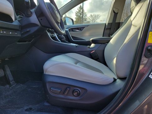 Used 2023 Toyota RAV4 XLE Premium image 17