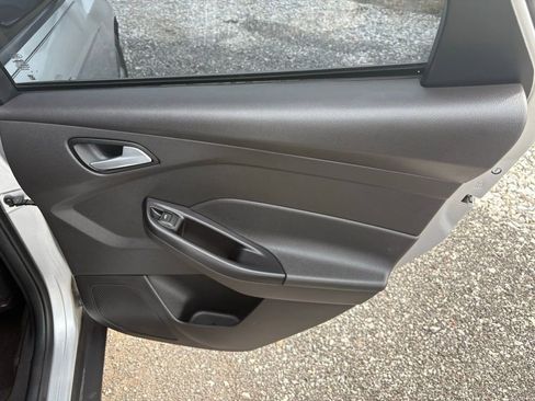 Used 2018 Ford Focus SE w/ SE Appearance Package FWD image 13