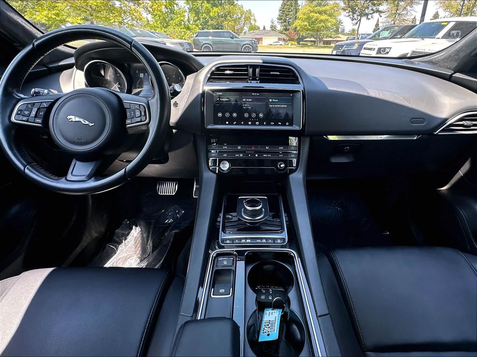 Used 2019 Jaguar F-PACE Premium AWD/4WD image 18