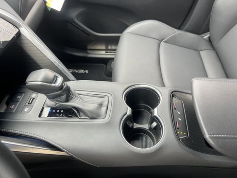 Certified 2024 Toyota Venza XLE image 37