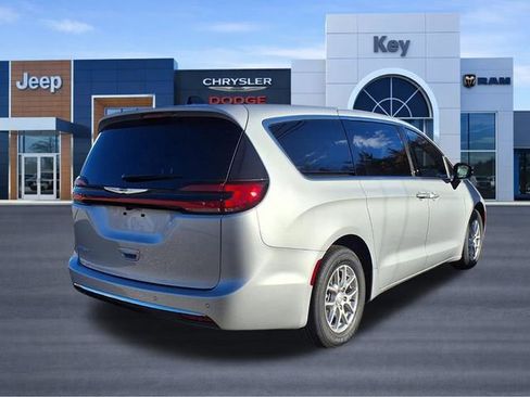 New 2026 Chrysler Pacifica Select image 4