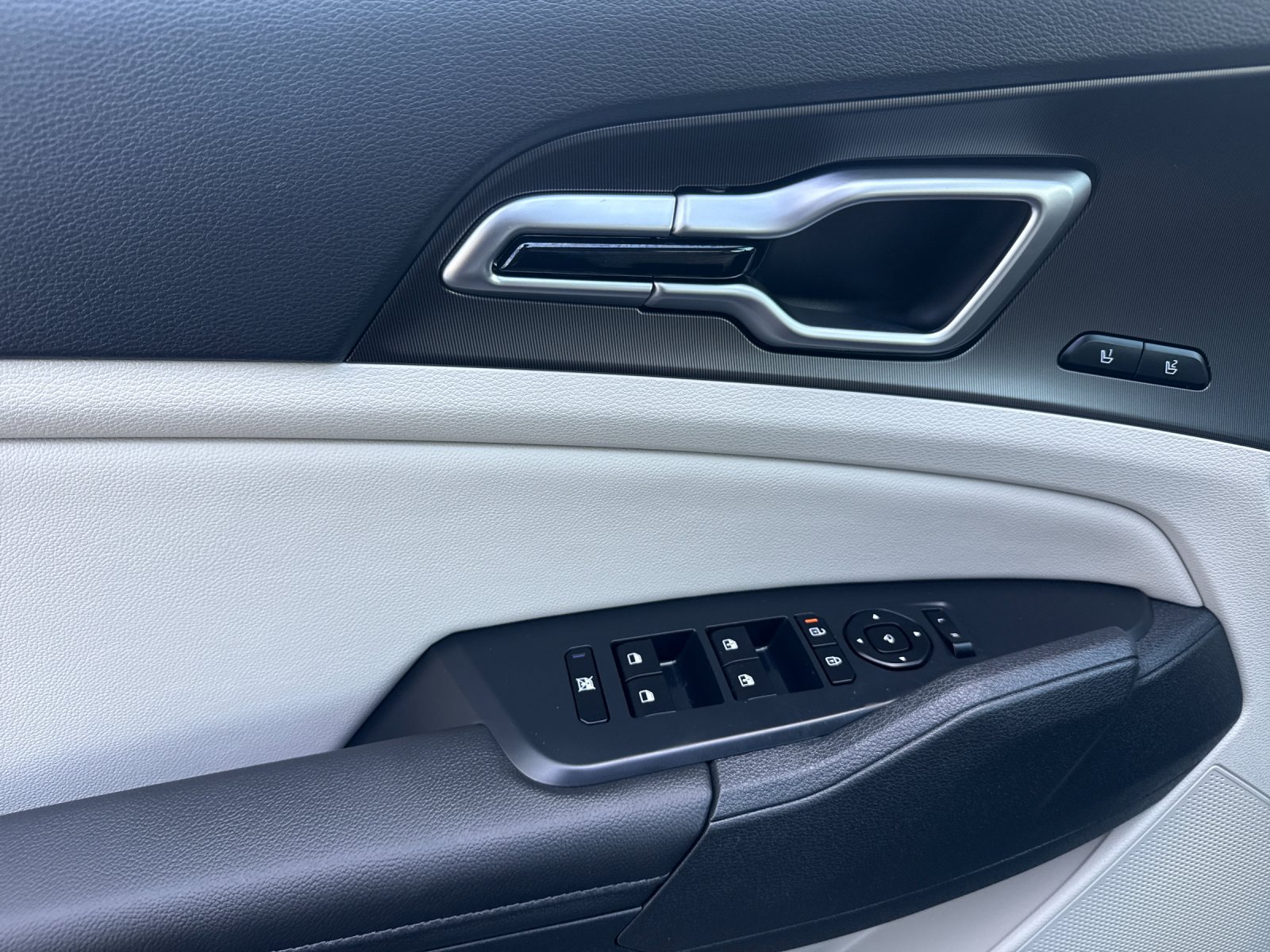 New 2026 Kia Sportage SX FWD image 10