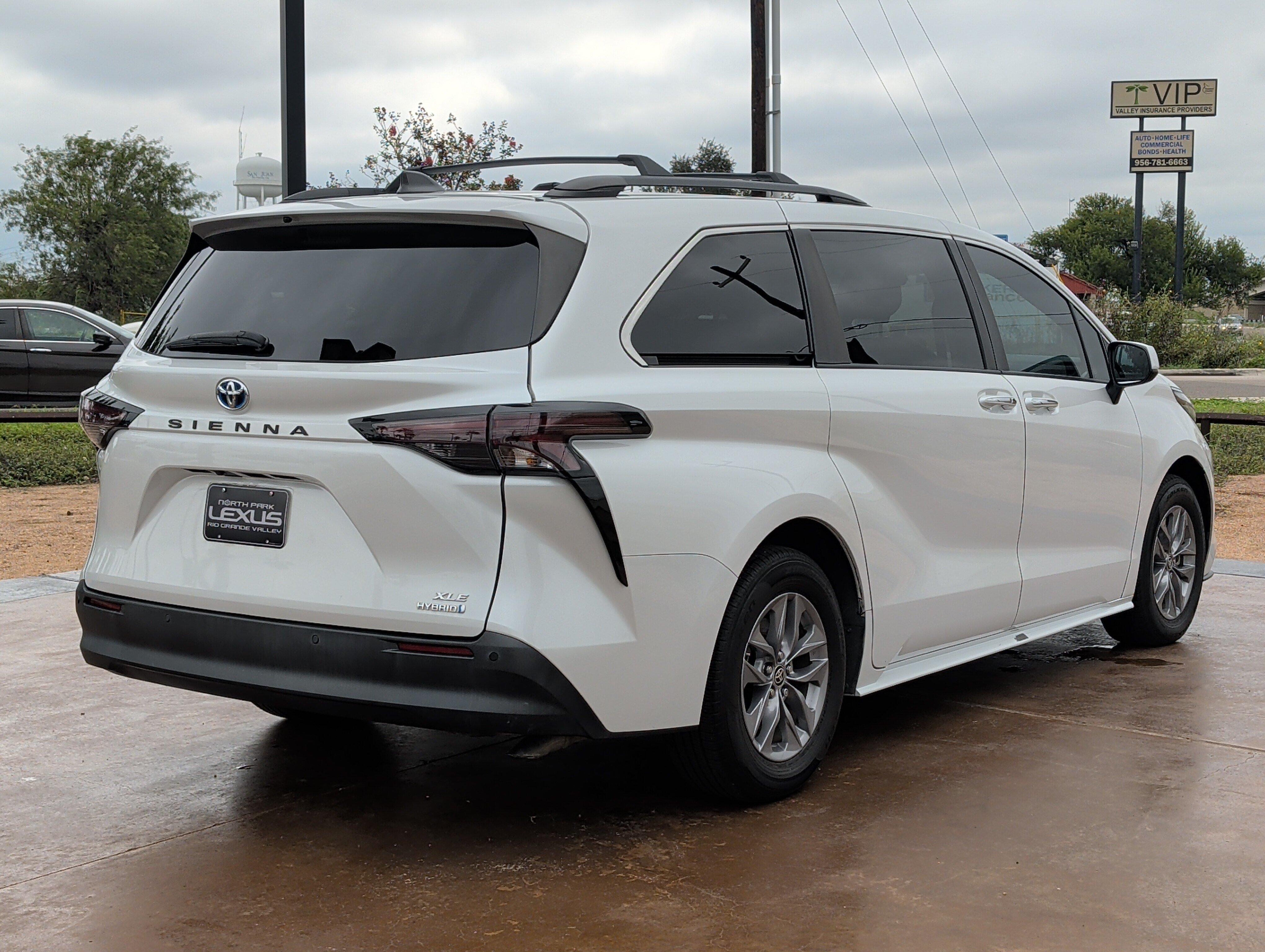 Used 2023 Toyota Sienna XLE FWD image 2