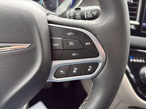 Used 2023 Chrysler Pacifica Touring-L FWD image 33