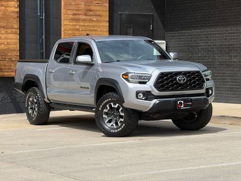 Used 2020 Toyota Tacoma TRD Off-Road w/ Technology Package AWD/4WD image 6