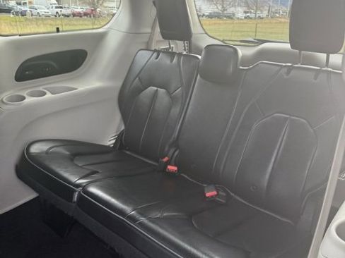 Used 2019 Chrysler Pacifica Limited image 31