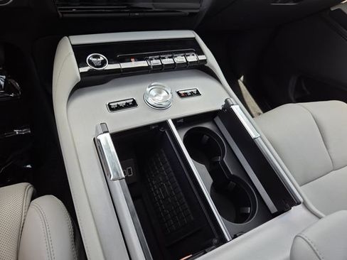 New 2026 Lincoln Navigator Premiere AWD/4WD image 9