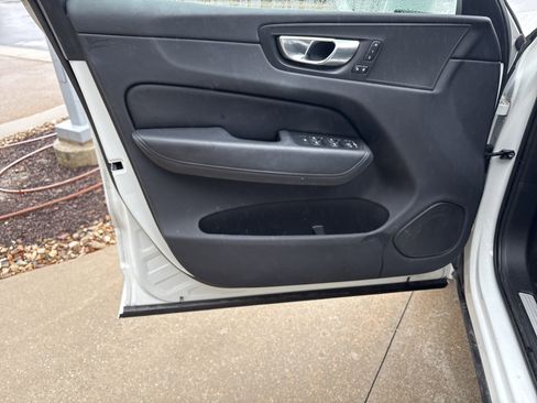 Used 2022 Volvo XC60 B5 Momentum w/ Climate Package image 14