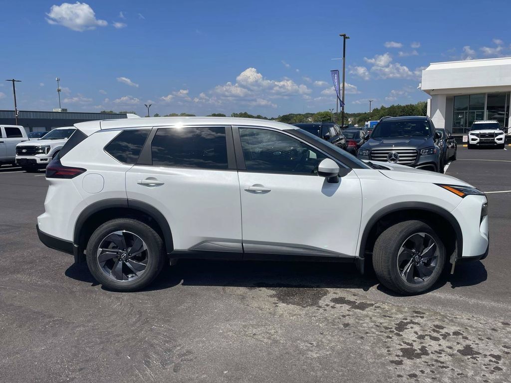 Used 2025 Nissan Rogue SV FWD image 2
