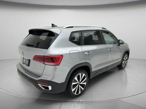 Used 2023 Volkswagen Taos SE FWD image 5