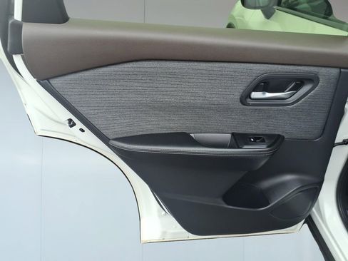 Used 2023 Nissan Rogue SV image 25