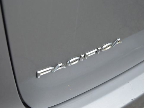 Used 2018 Chrysler Pacifica Touring-L w/ Advanced Safetytec Group image 7