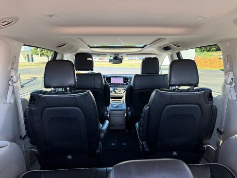 Used 2023 Chrysler Pacifica Limited FWD image 14