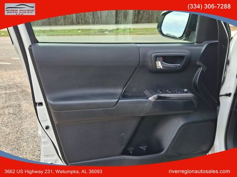 Used 2016 Toyota Tacoma TRD Sport image 5