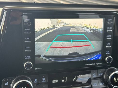 Used 2020 Toyota Highlander XLE image 23