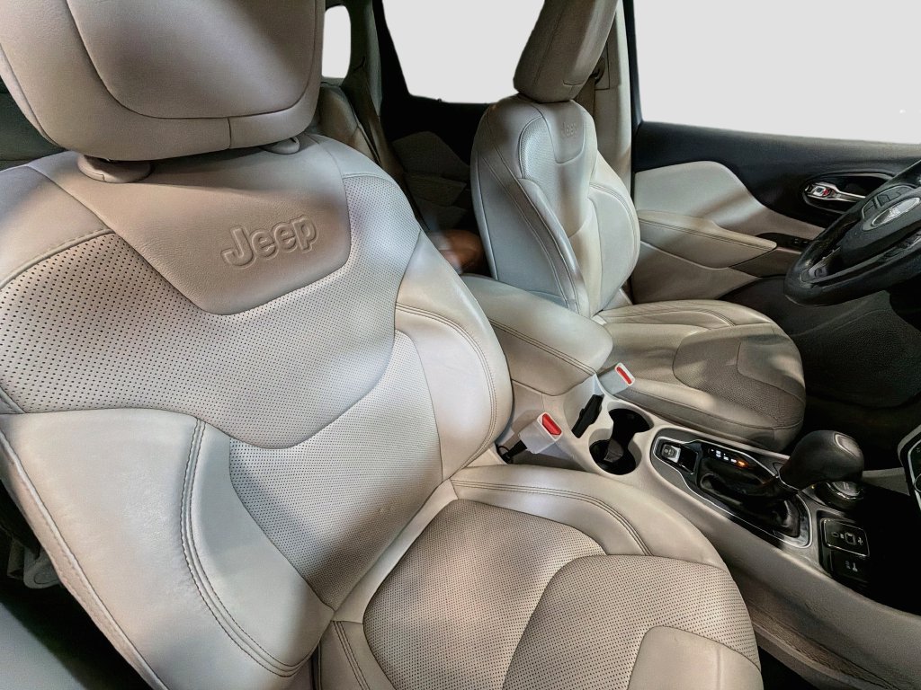 Used 2019 Jeep Cherokee Limited AWD/4WD image 25